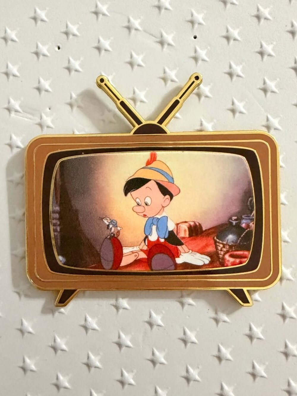 Jumbo Pinocchio Jiminy Cricket Disney Classics Retro Television PALM Pin LE 300